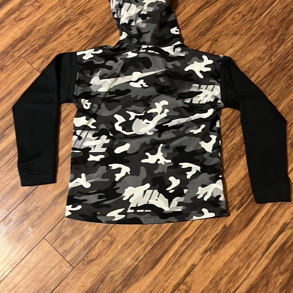 Nike youth XL hoodie. Nike emblem peeling a bit on sleeve - Picture 3 of 4